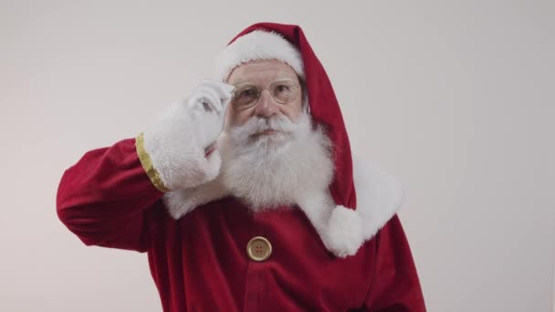 Portrét Santa Clause Pózujícího Gestikulujícího Studiu — Stock video