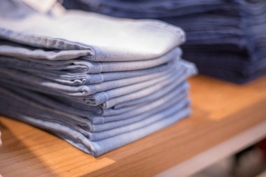 Alış veriş arka planı teması. Dükkanda kot pantolon askısı..