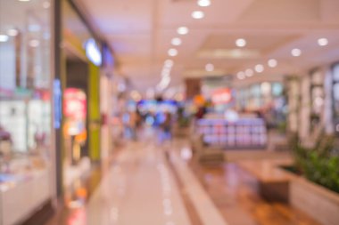 Alışveriş merkezinin ve insanların bulanık görüntüsü