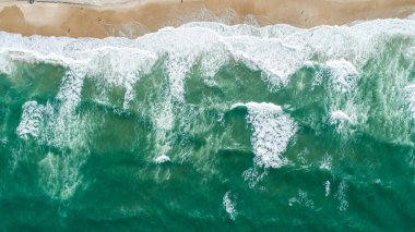 İnanılmaz güzel bir deniz manzarasının uçan insansız hava aracının üst görüntüsü..