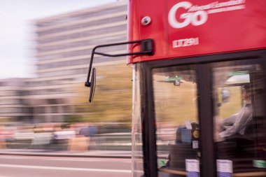 Caddedeki bulanık otobüs