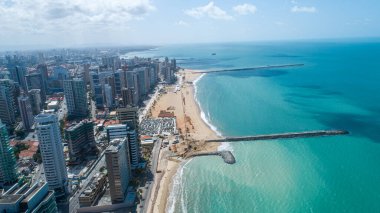Fortaleza, Ceara / Brazil - Circa Octuber 2019: Beira Mar, Fortaleza üzerinde havadan görüş. Sahildeki binalar. Beiramar, Fortaleza.