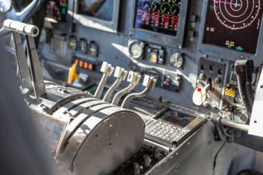 Vitria da Conquista, Bahia, Brezilya - Mayıs 2019: Brezilya Hava Kuvvetleri 'nden Herkül C-130 uçağının içi. Askeri uçak paneli.