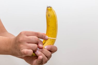 Güvenli seks konsepti. El prezervatifini beyaza takmış.