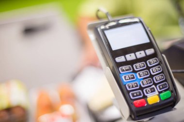 Kredi kartı terminali. Kredi Kartı İşlemcisi. Süpermarkette ödeme makinesi ve kredi kartı.