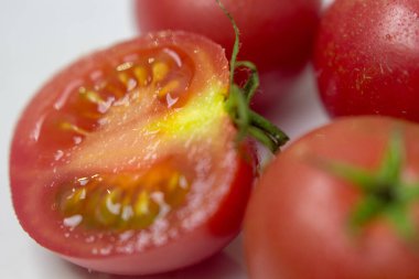 Beyaz masa arkasında olgun kırmızı domatesler.