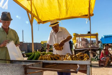 Brezilya 'da pazarda muz yiyen adam.