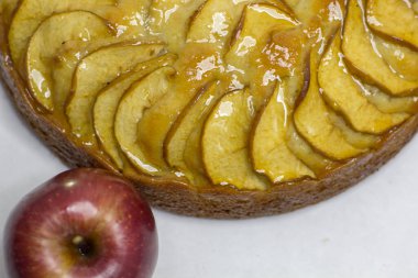 Tatlı jöleli taze elmalı turta.