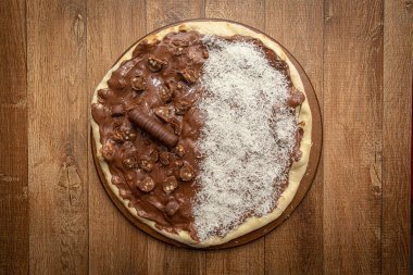 Çikolatalı ve rendelenmiş hindistan cevizli pizza. Üst görünüm.