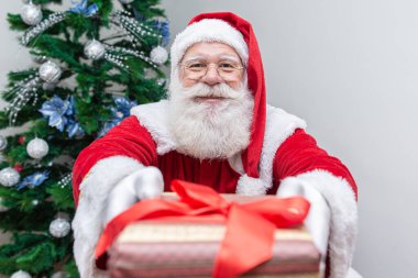 Noel Baba kameraya hediye sunuyor. Noel hediyeleri alıyorum. Yeni yıl partileri.