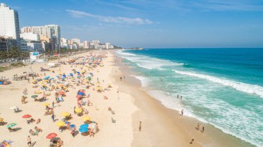 Rio de Janeiro, Rio de Janeiro / Brezilya - Ekim 2019: Rio de Janeiro 'daki Ipanema Sahili' nin havadan görüntüsü. 4K.
