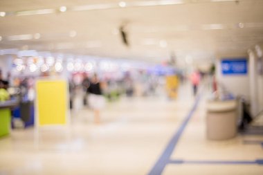 Alışveriş merkezinin ve insanların bulanık görüntüsü