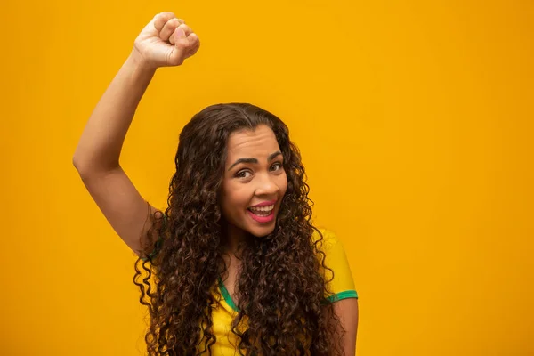 Mooie Jonge Vrouw Braziliaanse Supporter Met Krullend Haar Lachende Braziliaanse — Stockfoto