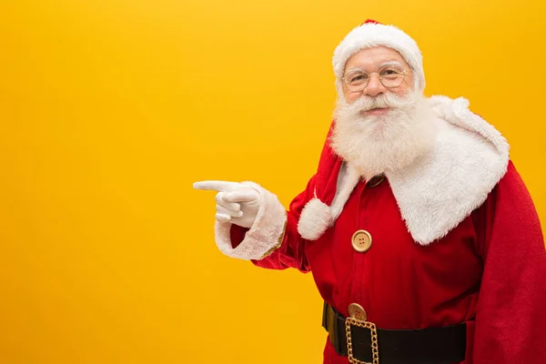 Noel Baba Sarı Arka Planda Içinde Fotokopi Alanı Olan Hediyelerle — Stok fotoğraf