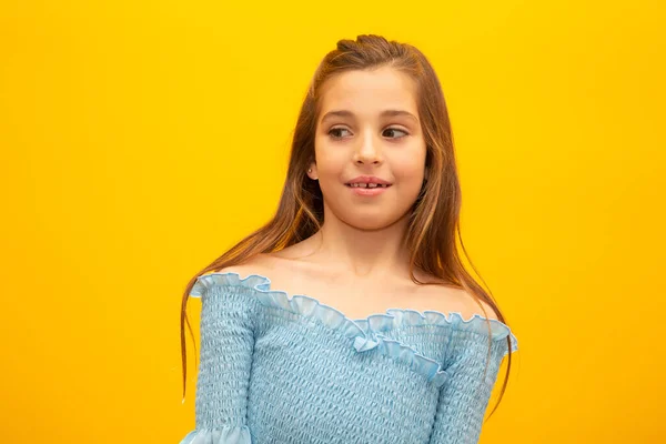 Menina Blusa Azul Posando Fundo Amarelo — Fotografia de Stock