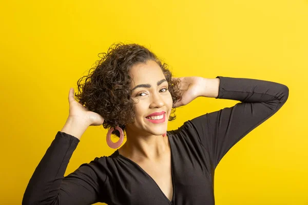 Bella Afro Donna Sorridente Alla Fotocamera — Foto Stock