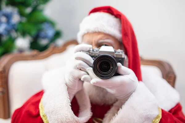 Санта Клаус Тримає Вінтажну Камеру Портрет Виділений Жовтому Тлі — стокове фото
