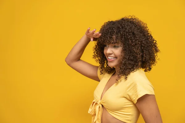 Jovem Latina Encaracolado Mulher Posando Fundo Amarelo Brilhante — Fotografia de Stock