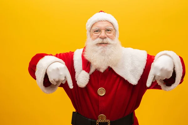 Santa Claus Tahání Obrovský Pytel Dárků Žlutém Pozadí Kopírovacím Prostorem — Stock fotografie