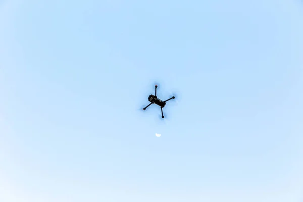 无人机在蓝天背景下飞行的最底层视图 — 图库照片