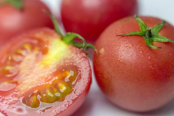 Makroaufnahme Reifer Roter Tomaten Auf Weißem Tischhintergrund — Stockfoto