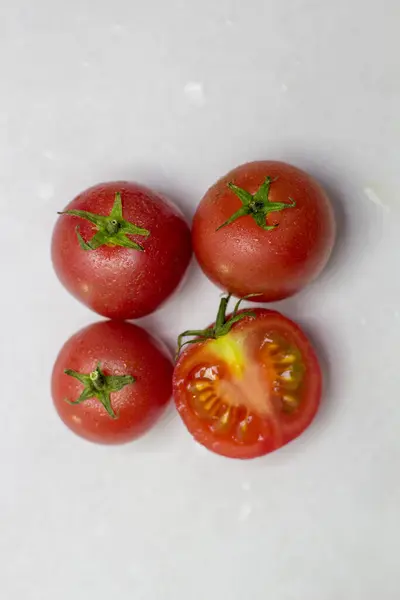 Makroaufnahme Reifer Roter Tomaten Auf Weißem Tischhintergrund — Stockfoto