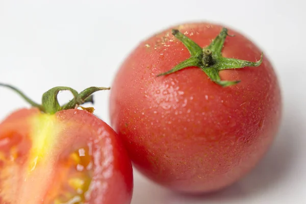 Makroaufnahme Reifer Roter Tomaten Auf Weißem Tischhintergrund — Stockfoto