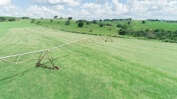 晴れた夏の日に農業灌漑システム センターピボットスプリンクラーシステムの空中ビュー — ストック写真