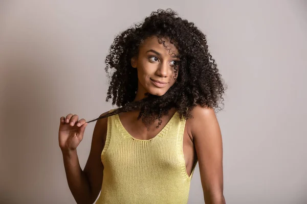 Junge Afroamerikanerin Mit Lockigem Haar Die Die Kamera Schaut Und — Stockfoto