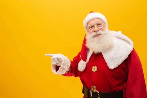 Noel Baba Sarı Arka Planda Içinde Fotokopi Alanı Olan Hediyelerle — Stok fotoğraf