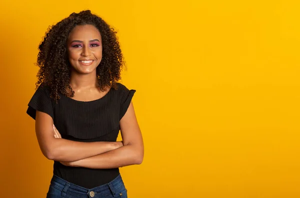 Kıvırcık Saçlı Kameraya Bakıp Gülümseyen Genç Afro Amerikalı Kadın Kıvırcık — Stok fotoğraf