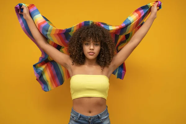 Jovem Latina Encaracolado Mulher Posando Com Arco Íris Bandeira Lgbt — Fotografia de Stock