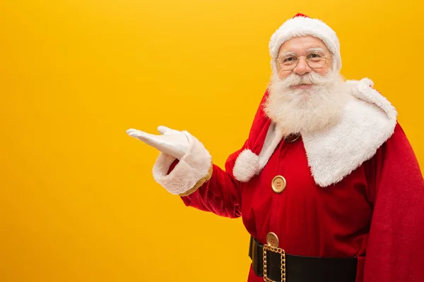 Noel Baba Sarı Arka Planda Içinde Fotokopi Alanı Olan Hediyelerle — Stok fotoğraf