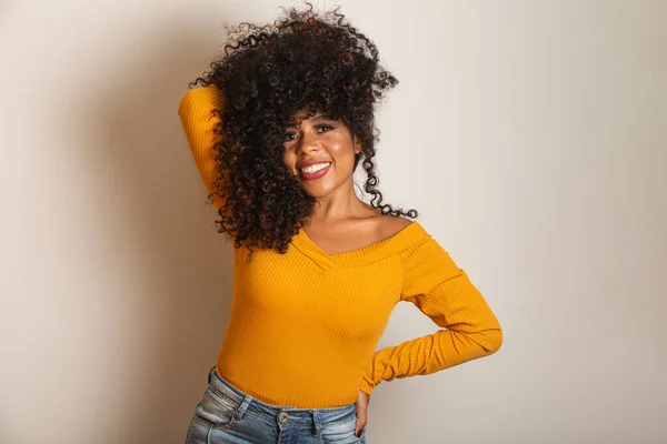 Giovane Donna Afro Americana Con Capelli Ricci Guardando Fotocamera Sorridente — Foto Stock