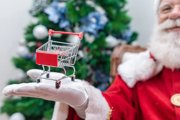 Babbo Natale Che Spesa Supermercato Sta Mostrando Mini Carrello Natale — Foto Stock