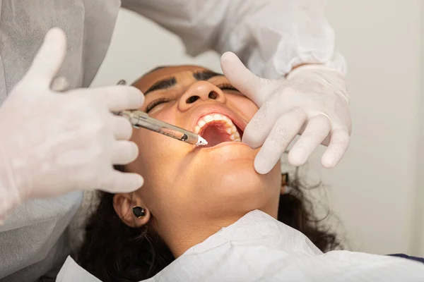 Mujer Joven Siendo Vista Consultorio Dentista Concepto Dolor Muelas Extracción — Foto de Stock