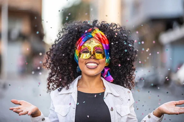 Festa Carnaval Brasileiro Encaracolado Cabelo Mulher Traje Soprando Confete — Fotografia de Stock