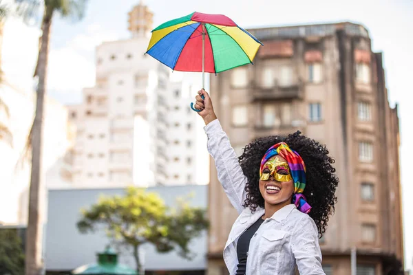 Jeune Femme Bouclée Célébrant Fête Carnaval Brésilien Avec Parapluie Frevo — Photo