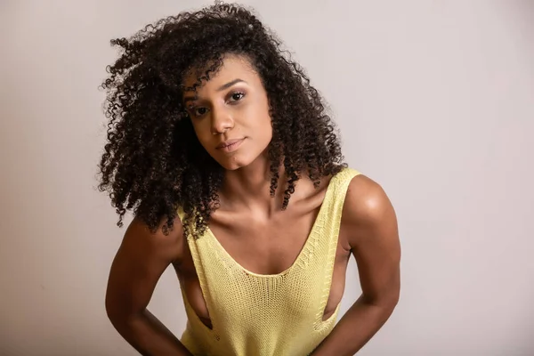 Jovem Afro Americana Com Cabelo Encaracolado Olhando Para Câmera Sorrindo — Fotografia de Stock