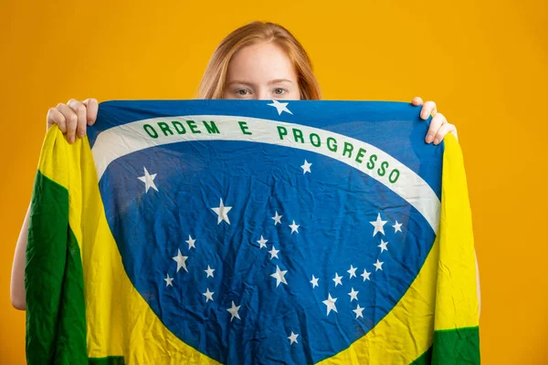 Záhadná Fanynka Zrzavé Ženy Brazilskou Vlajkou Před Obličejem Brazílie Barvy — Stock fotografie