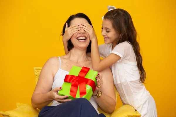 Dia Das Mães Com Surpresa Caixa Presente — Fotografia de Stock