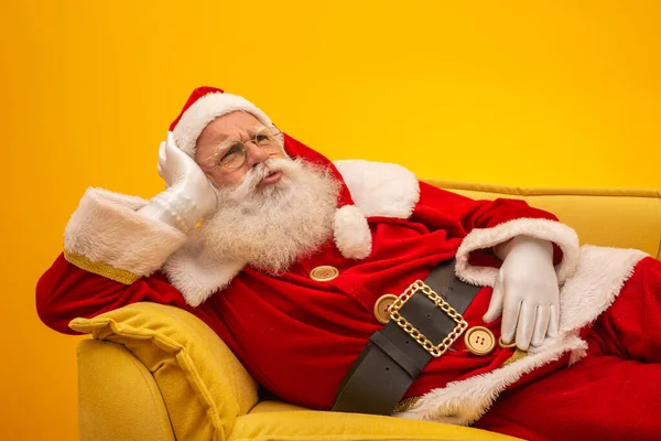 Santa Claus Sitting Yellow Couch Yellow Background Copy Space Yellow — Stock Photo, Image