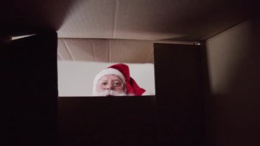 Stüdyoda poz veren ve el kol hareketi yapan Noel Baba portresi