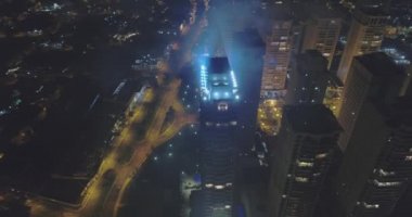 Parlayan ışıklarıyla gece şehrinin havadan görünüşü