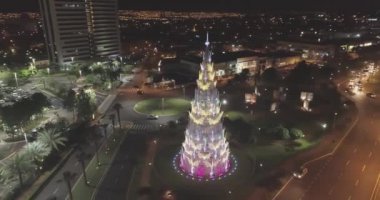 Parlayan ışıklarıyla gece şehrinin havadan görünüşü