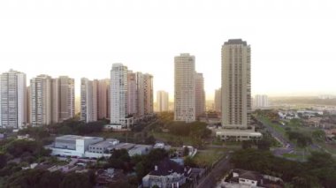 Gündüz şehrin hava görüntüsü