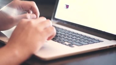 Dizüstü bilgisayar kullanan adamın yakın görüntüsü