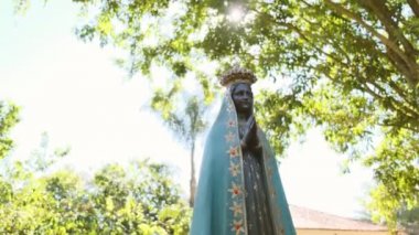 Yeşil bahçede Bakire Meryem heykeli