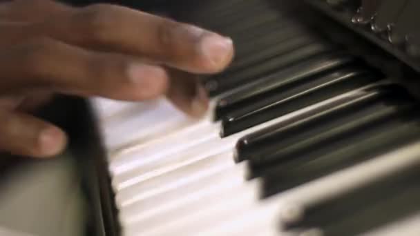 ピアノを弾く男の近景 — ストック動画