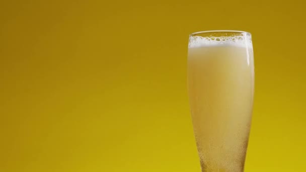 泡がふわふわの冷たいビールをグラスに入れる — ストック動画